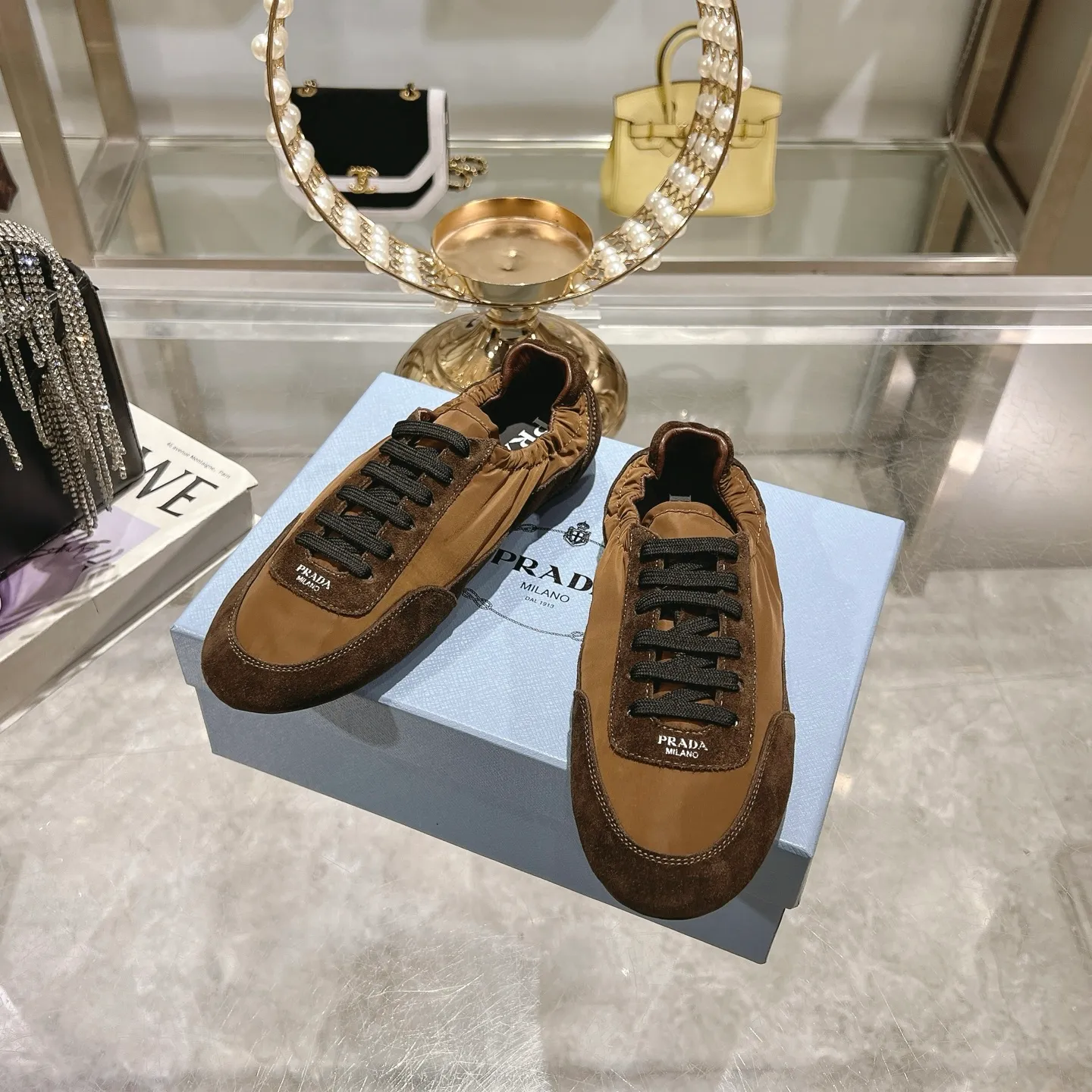 👟👟Ex-factory price 520👟👟Men's size +10 Couple style🎆Prada's new moral training shoes. The upper is suede with texture, and the inner sheepskin is wrapped. It is soft and waxy🎆The insole is thickened with lambskin. It is extremely comfortable to step on, has a sense of support, and feels well wrapped. The shoe shape is full of wrapping, light and easy to wear. A practical casual shoe that makes your legs appear taller! White is clean and refreshing, needed all year round, and can be easily worn with skirts and pants. Upper: imported suede/original molded fabric. Lining: sheepskin. Outsole: rubber outsole! Code number: 35-41 Color: burgundy blue brown green dark green yellow black red gray 9 colors available